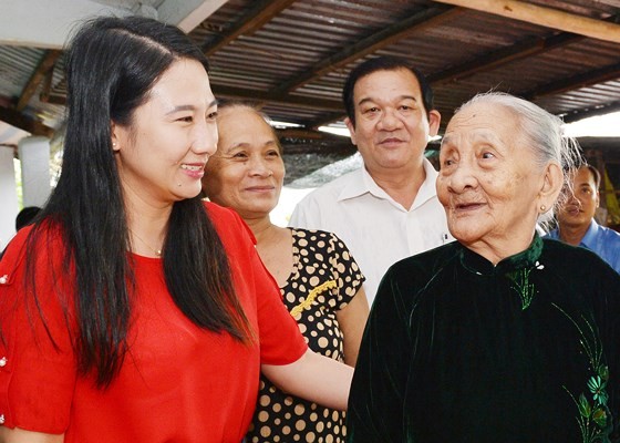 古芝縣人委會副主席范氏清賢(左)探望越南母親英雄阮氏婚。（圖源：越勇）