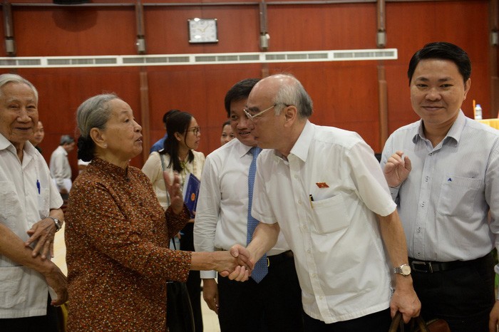 市國會代表團專職副團長潘阮如奎(右)與選民交流。（圖源：自忠）