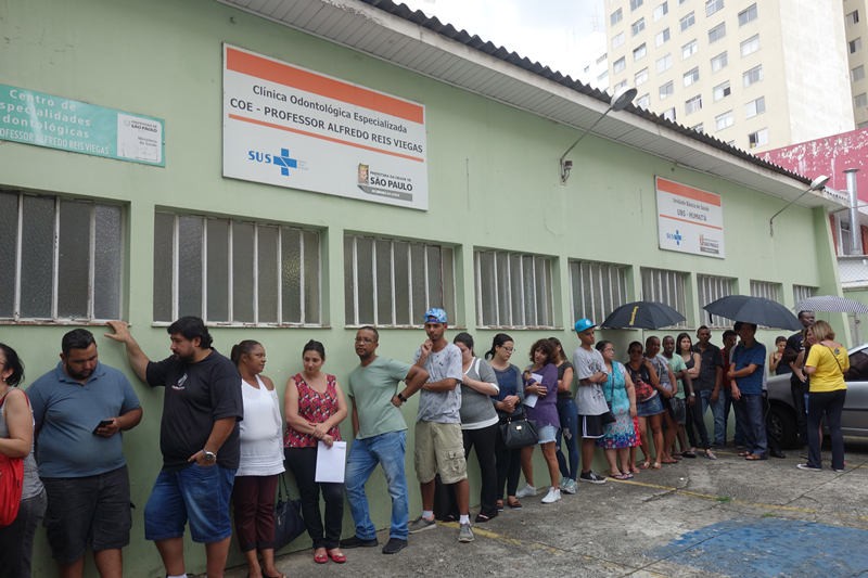 巴西民眾在聖保羅一個社區衛生防疫站排隊接種疫苗預防黃熱病。（圖源：互聯網）