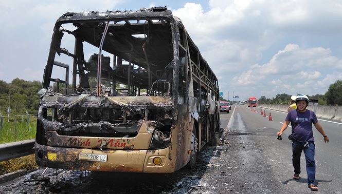 現場臥鋪客車付之一炬，車上乘客的物件及商品也全被燒毀。