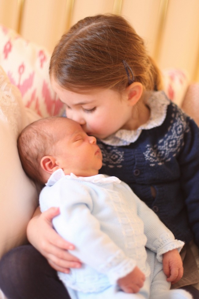姐姐夏洛特公主親吻睡夢中弟弟的萌照。（圖源：互聯網）