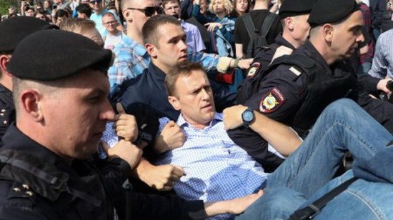 阿列克謝·納瓦尼被莫斯科警方帶走。（圖源：CNN）