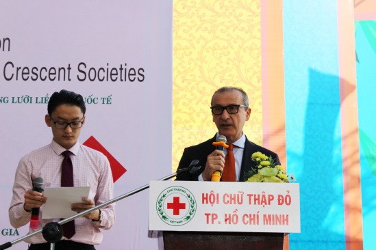 駐越南國際紅十字委員會正代表Gianny Volpin(右)在2018年“人道月”發動儀式上發表講話。
