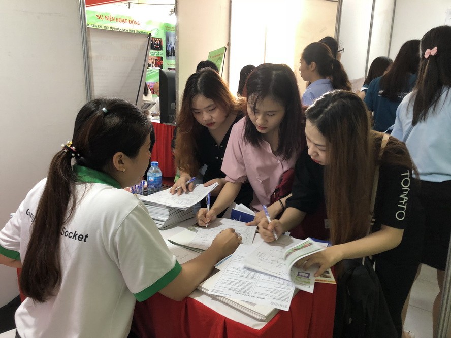 中文系大學生參加應徵活動。