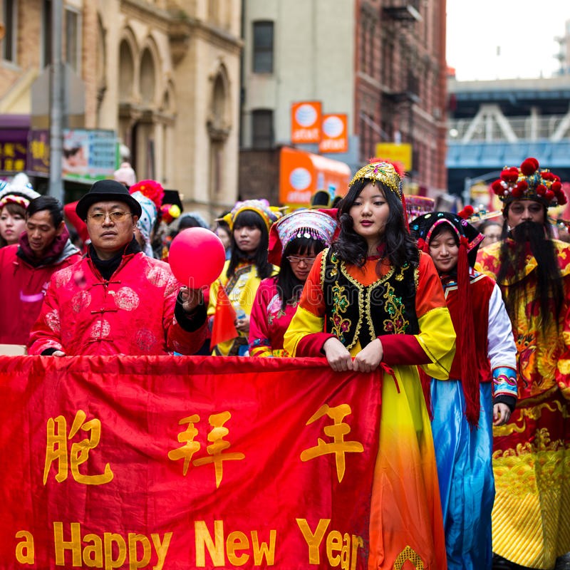 美國人口普查，亞太裔 2140 萬，其中華人以508萬1700人居首。圖為華裔美國人以傳統服裝穿戴在唐人街遊行迎新春。（示意圖源：互聯網）