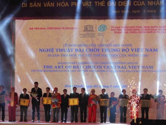 圖為“越南中部‘槌牌’藝術”為代表人類非物質文化遺產證書迎接儀式一瞥。