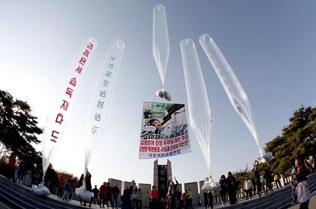 反朝人士在韓朝邊境放飛批評朝鮮的氣球傳單。（圖源：EPA）