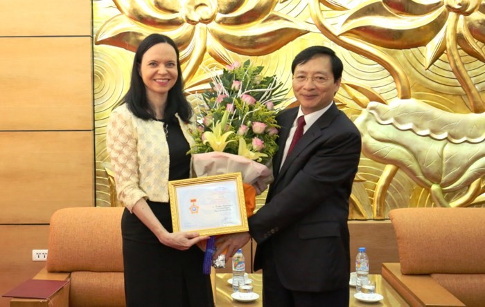 越南各友好組織聯合會副主席裴克山（右）向波蘭駐越南特命全權大使芭芭拉‧希曼諾夫斯卡授予“為各民族之間和平友誼”紀念章。（圖源：慶蘭）