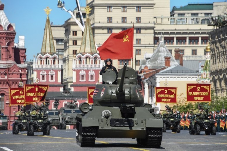 T-34坦克徐徐駛過紅場。（圖源：AFP）