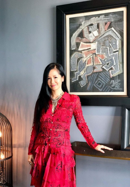 女歌手紅絨收藏阮思嚴畫家的《扶董天王》作品。