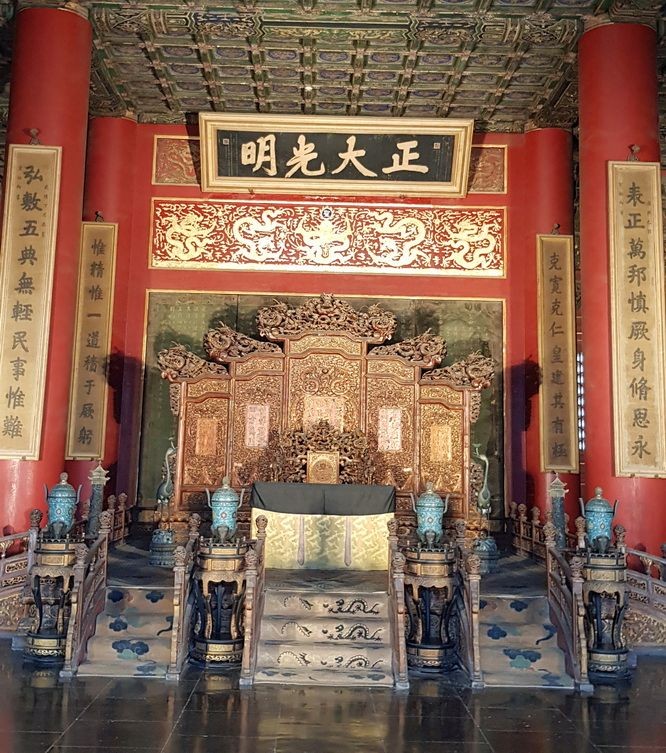 乾清宮御座是清朝歷代皇帝接見大臣的地方。