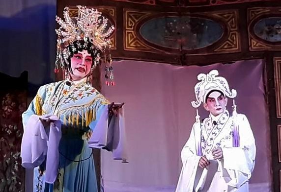 林振威和梁玉燕首晚演出《寶蓮 燈》一幕。