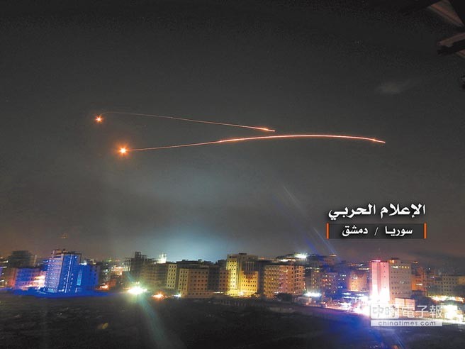 以色列與伊朗近日在敘利亞相互轟炸，以方10日午夜實施大規模空襲，摧毀伊朗在敘的數十個目標。圖為以方飛彈在大馬士革上空畫出2道火線。（圖源：路透社）
