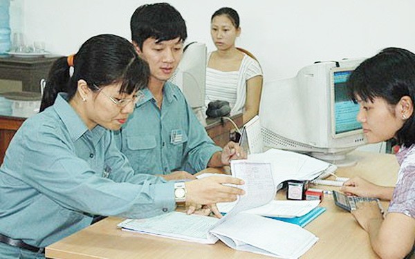 稅務部門檢查人員與傳銷企業進行工作。