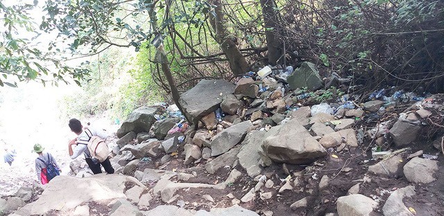 最剎風景的是沿山到處都是垃圾，尤其是塑膠瓶和塑膠包裝比比皆是。