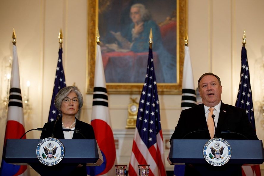 韓外長官康京和（左）與美國務卿蓬佩奧共同會見記者。（圖源：新華網）