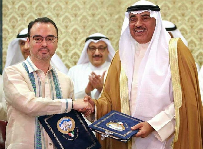 科威特外交大臣謝赫薩巴赫‧薩巴赫(右)11日與到訪的菲律賓外交部長卡耶塔諾舉行會談，並簽署旨在加強保護在科務工的菲家政勞工的相關協議，以結束兩國長達數月的外交摩擦。（圖源：AFP）