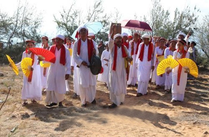占婆族同胞在喜迎傳統新年的氣氛中舉行祭拜儀式，祈求國泰民安、風調雨順。（圖源：越通社）