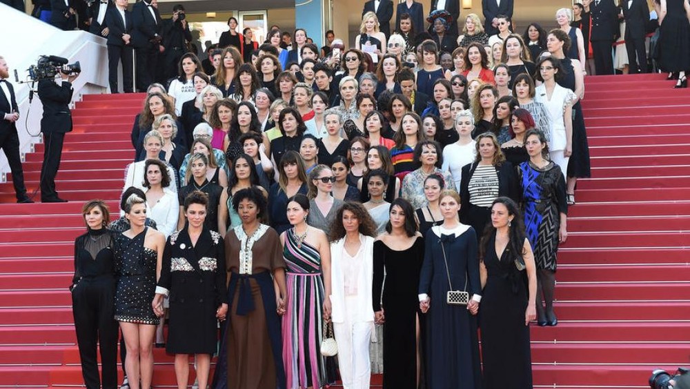 82名女性電影從業者共同身著黑色衣裝，手挽著手分批、排隊走上紅地毯，為性別平等發聲。（圖源：互聯網）