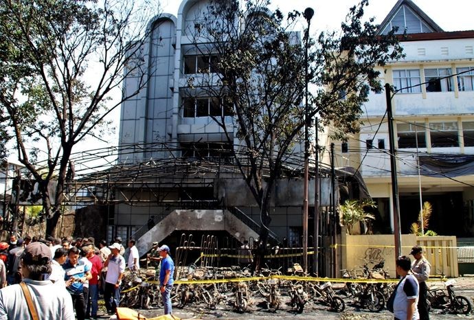 5月13日，在印度尼西亞東爪哇省泗水市，人們聚集在爆炸現場。（圖源：新華網）