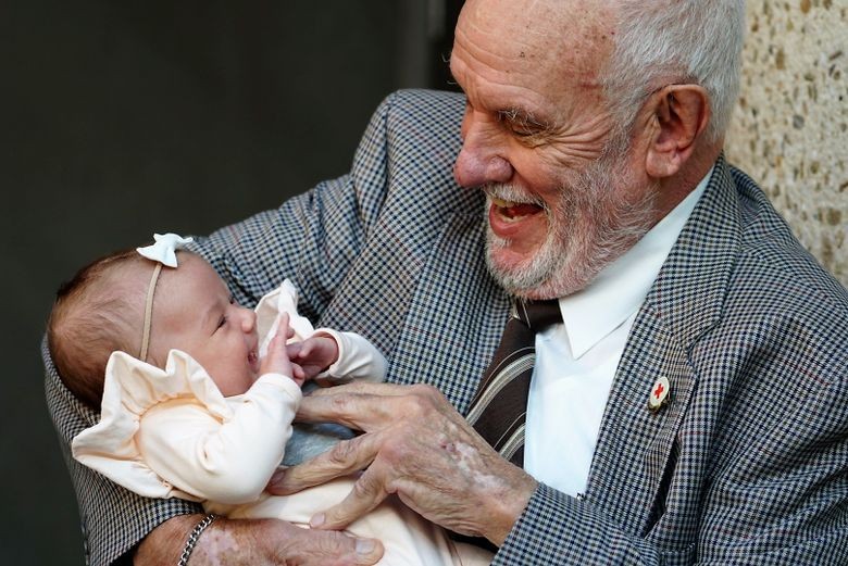 過去60年來，哈里森堅持獻血，據紅十字會估計，他的血液拯救了240萬名嬰兒。（圖源：互聯網）