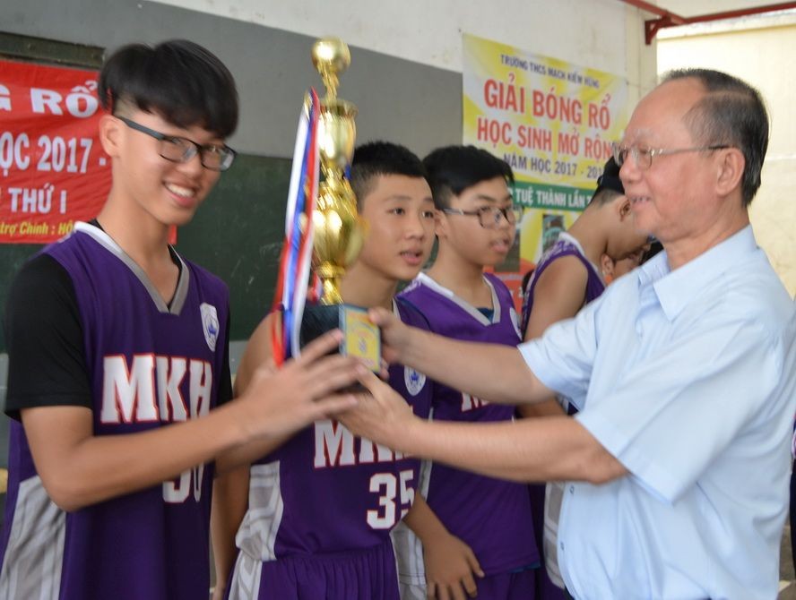 盧耀南理事長向冠軍隊頒發獎盃。