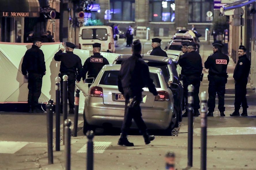 5月13日，在法國巴黎，警察在持刀襲擊事件現場工作。（圖源：新華網）