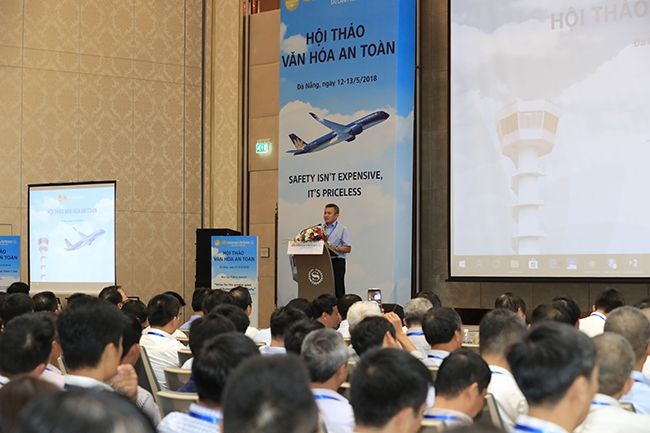 越南航空總公司總經理楊智成在研討會上發表講話。（圖源：蓮花）
