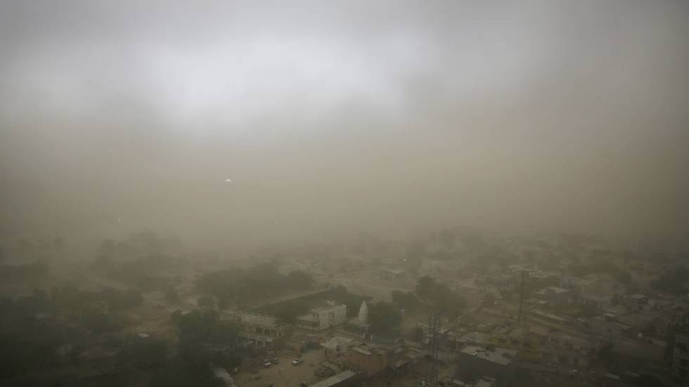 當地時間5月13日，印度新德里再遇沙塵暴天氣，當地天氣驟變，大風伴隨著塵土，接著是降雨，猛烈地衝擊著城市。（圖源：互聯網）