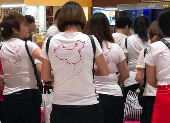 身穿印有“牛舌線”地圖的上衣之中國遊客團。（圖源：武閘）