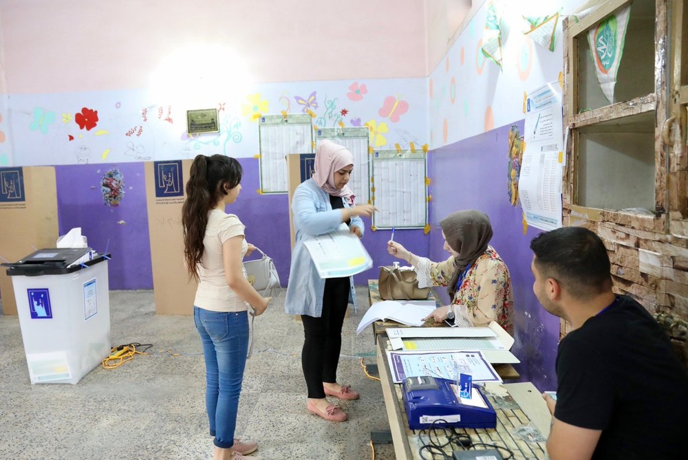 5月12日，在伊拉克首都巴格達一投票站，最後一名投票者在投票。（圖源：新華網）
