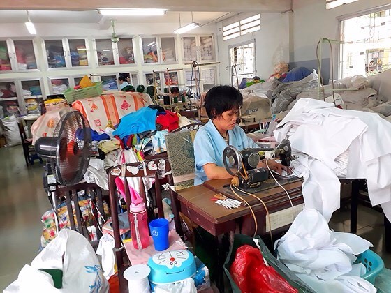 縫製尿布、衣服來照顧中心的兒童。
