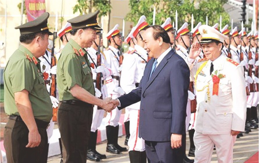 阮春福總理與公安部領導交談。