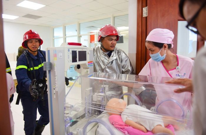 通過這次演習，醫院掌握如何滅火並為醫務人員及正在育嬰箱的嬰兒安全脫險的措施。（圖源：順慶）