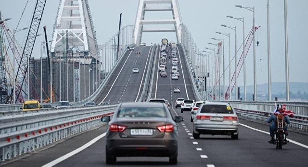 俄克里米亞大橋通車一小時逾千車輛駛過。（圖源：Sputnik）