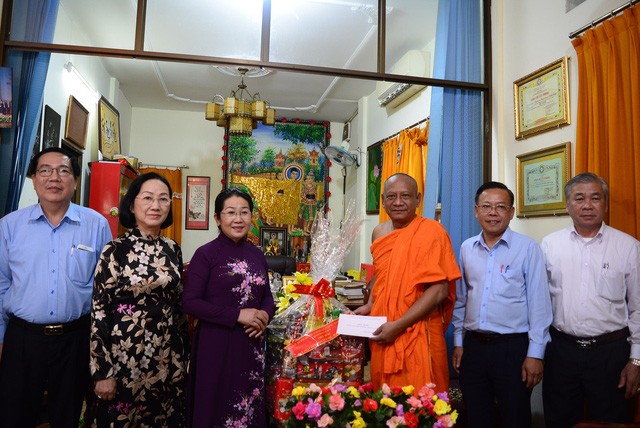 市委副書記武氏蓉(左三)探望越南佛教教會中央第二辦事處副主任名瓏和尚。（圖源：TTO）