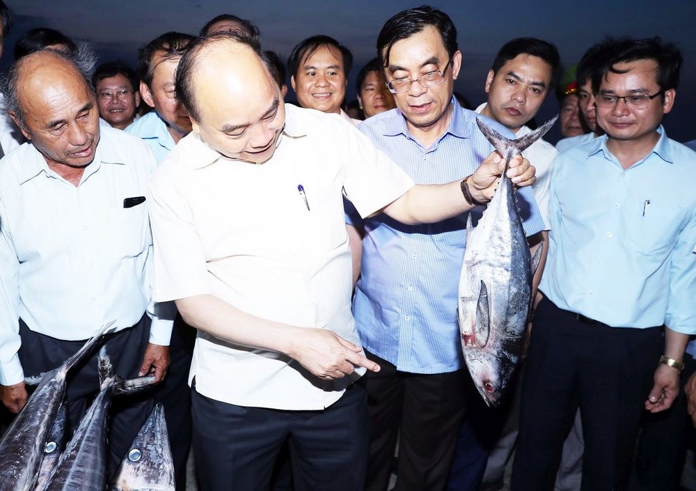 阮春福總理視察廣治省“越門”漁港。（圖源：統一）