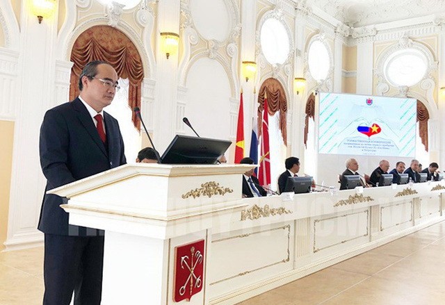 阮善仁書記在胡志明主席首次踏上俄羅斯95週年紀念儀式致詞。（圖源：市黨部新聞網）