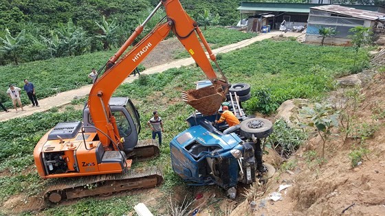 救援隊安排吊車將故事卡車吊離現場。（圖源：段堅）