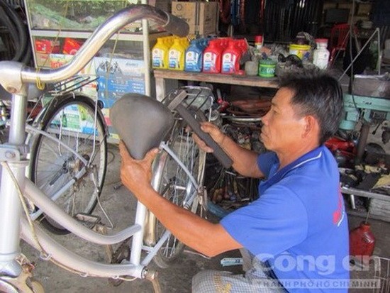 陳文富忙著翻新舊自行車。