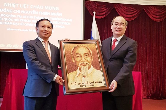 市委書記阮善仁向越南駐俄羅斯聯邦大使館贈送以大米製作的胡伯伯肖像。（圖源：VOV）