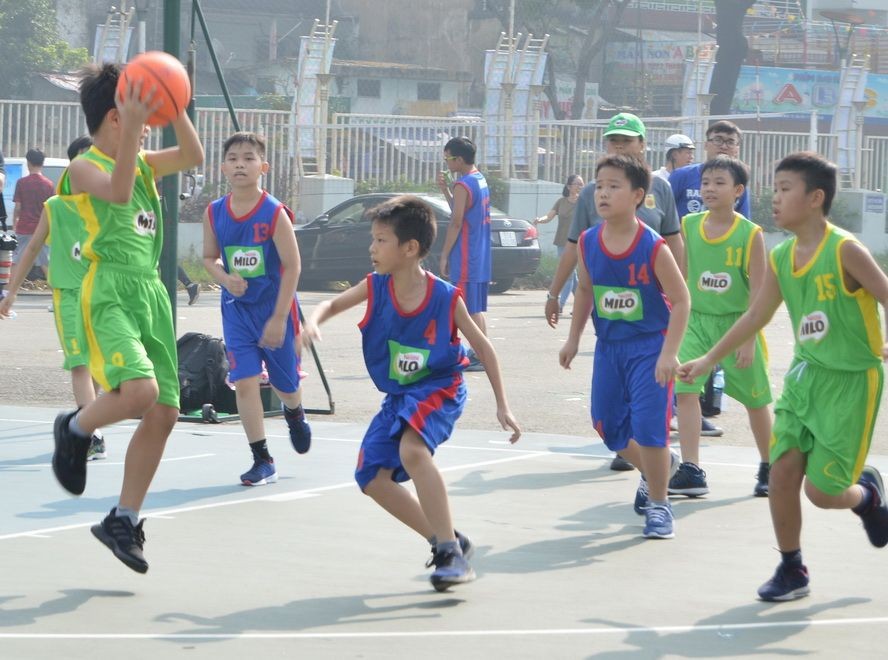 小學男子組楊明珠學校(綠衣)對梁世榮學校比賽一瞥。