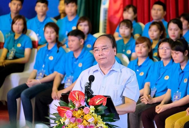 政府總理阮春福與紅河平原11省各工業區約1000名職工、勞動者接觸並對話。（圖源：光孝）