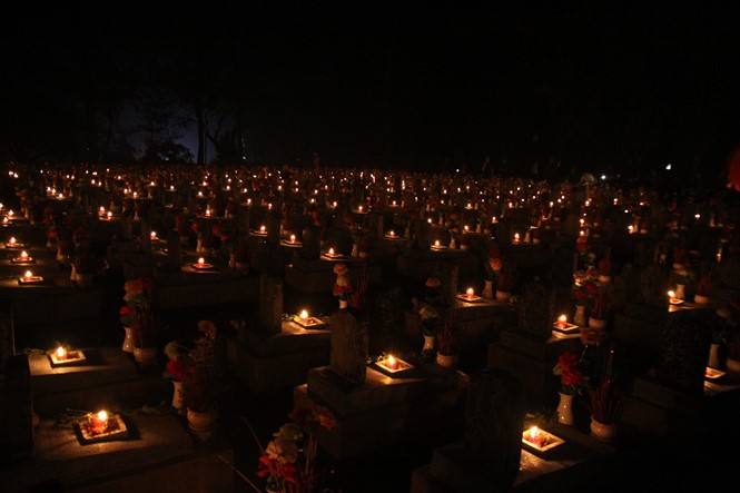 廣治省的烈士陵園夜間燭光閃閃。（圖源：阮福）
