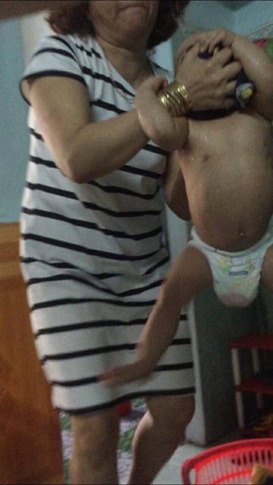峴港中年保姆向1歲多的幼兒施暴。（圖源：視頻截圖）