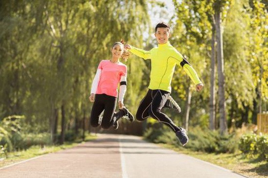 運動是降低血脂的重要途徑。為了您的身體健康，可以適當到戶外活動。（示意圖源：互聯網）