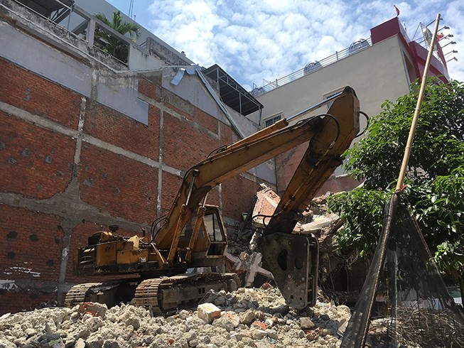 救援工作結束後，挖掘機獲調到現場拆除餘下混凝土塊，以免影響到周圍住房及路人。（圖源：玄心）