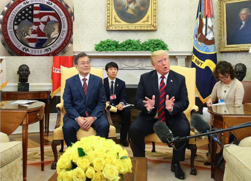 韓總統文在寅（左）同美總統特朗普共同會見記者。小圖為金特會紀念幣。（圖源：韓聯社）