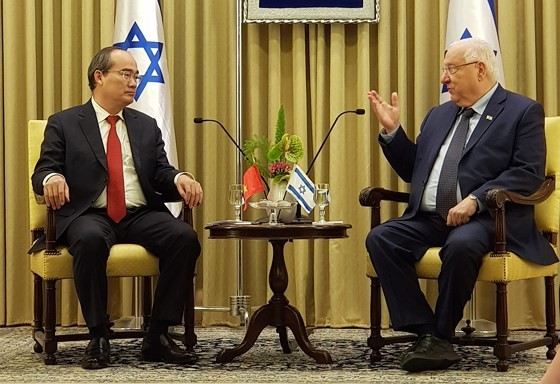 市委書記阮善仁(左)在耶路撒冷市會見以色列總統魯文‧里夫林。（圖源：越通社）