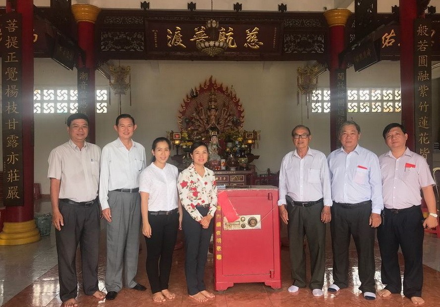 潘嬌清香副主席（左四）代表團與慈善會館負責人在觀音殿留影。